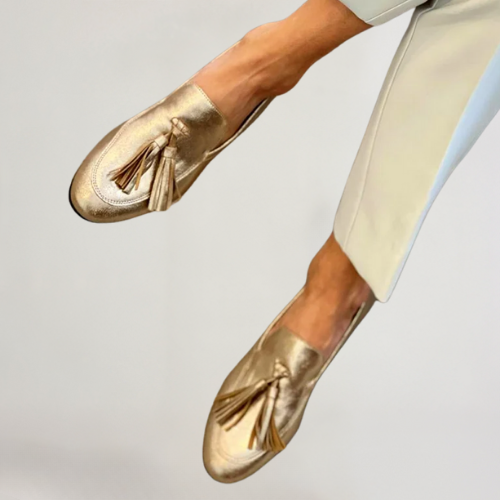 BEATRICE | LOAFERS IN GOLD WITH METALLIC STUDS AND TASSEL