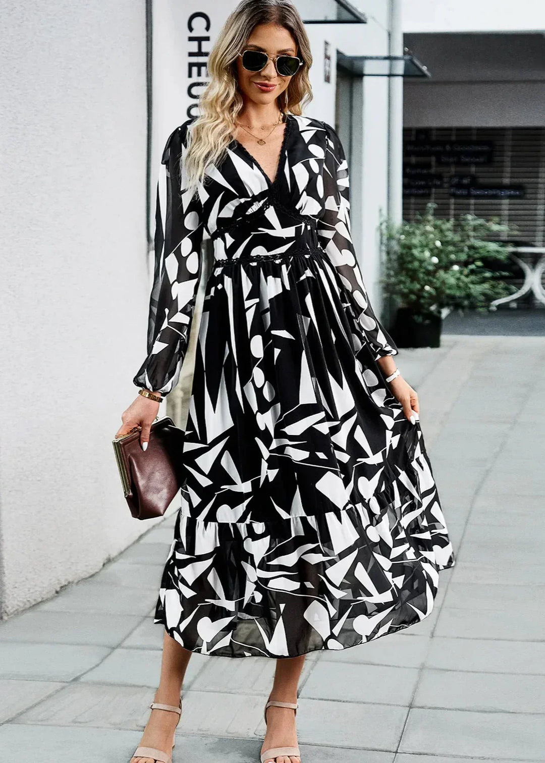 Lara - Elegant Floral Dress for a Flattering Fit